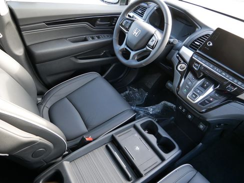 New 2026 Honda Odyssey Touring image 9