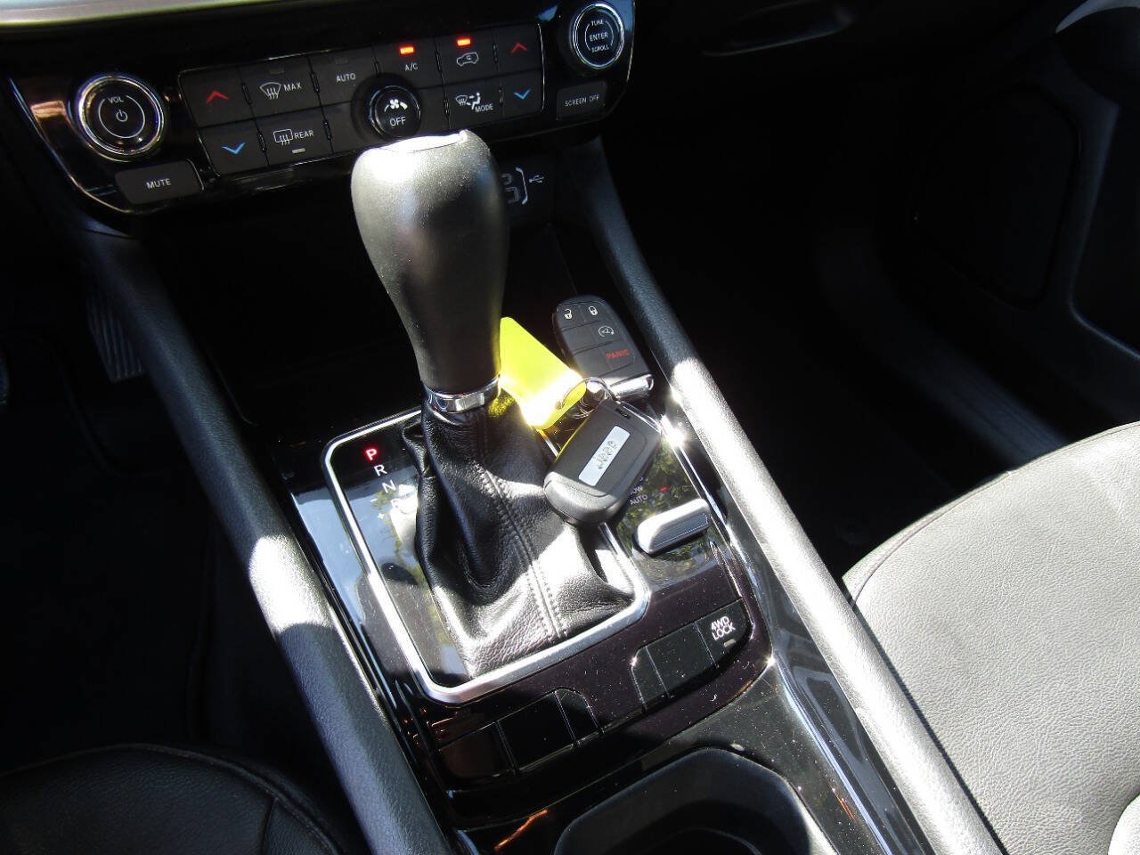 Used 2025 Jeep Compass Limited AWD/4WD image 18