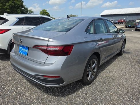 Used 2024 Volkswagen Jetta SE FWD image 3