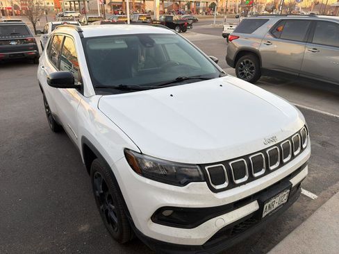 Used 2022 Jeep Compass Latitude image 1
