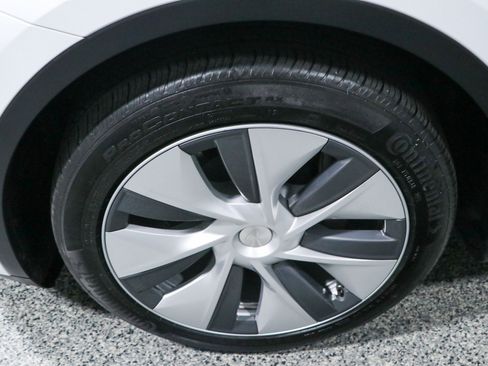 Used 2023 Tesla Model Y Long Range AWD/4WD image 11