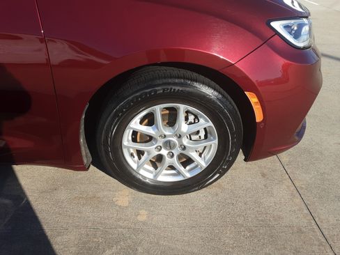 Used 2022 Chrysler Pacifica Touring-L w/ Uconnect Theater Family Group image 23