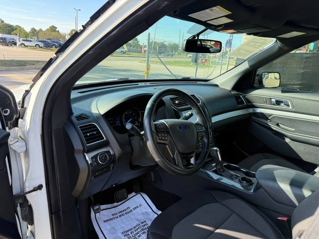 Used 2017 Ford Explorer XLT w/ Equipment Group 201A FWD image 27