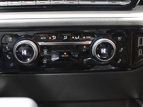 Used 2025 Chevrolet Silverado 1500 High Country image 23