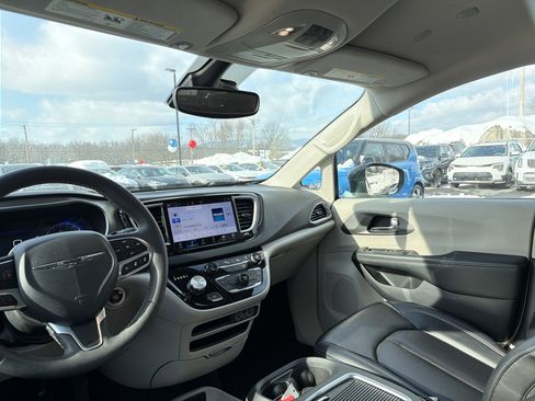 Used 2023 Chrysler Pacifica Touring-L image 15