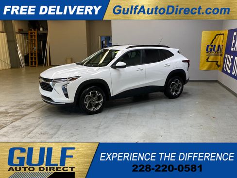 Used 2025 Chevrolet Trax LT FWD image 5