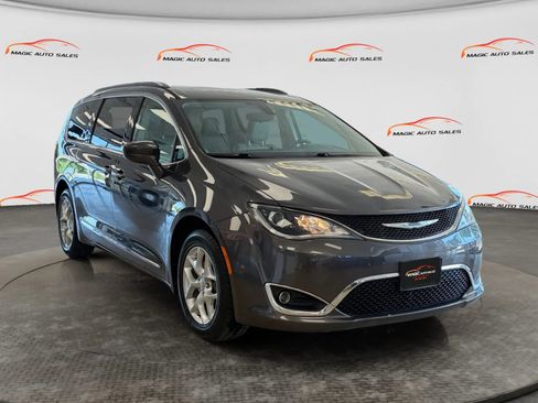 Used 2017 Chrysler Pacifica Touring-L FWD image 5