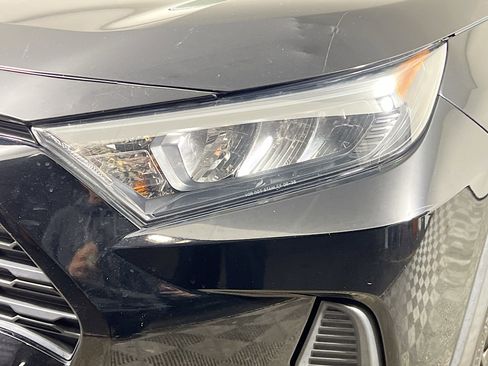 Used 2021 Toyota RAV4 LE image 12