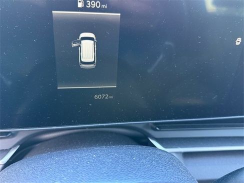 Used 2025 Kia Carnival EX image 4