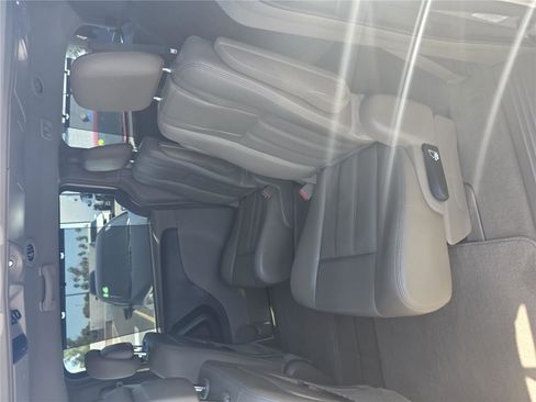 Used 2016 Chrysler Town & Country Touring w/ Driver Convenience Group FWD image 25
