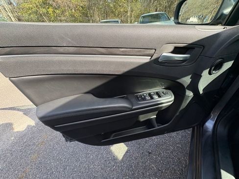 Used 2019 Chrysler 300 Touring w/ Chrome Appearance Package image 14