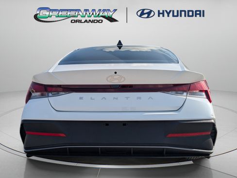 Used 2024 Hyundai Elantra SE FWD image 13