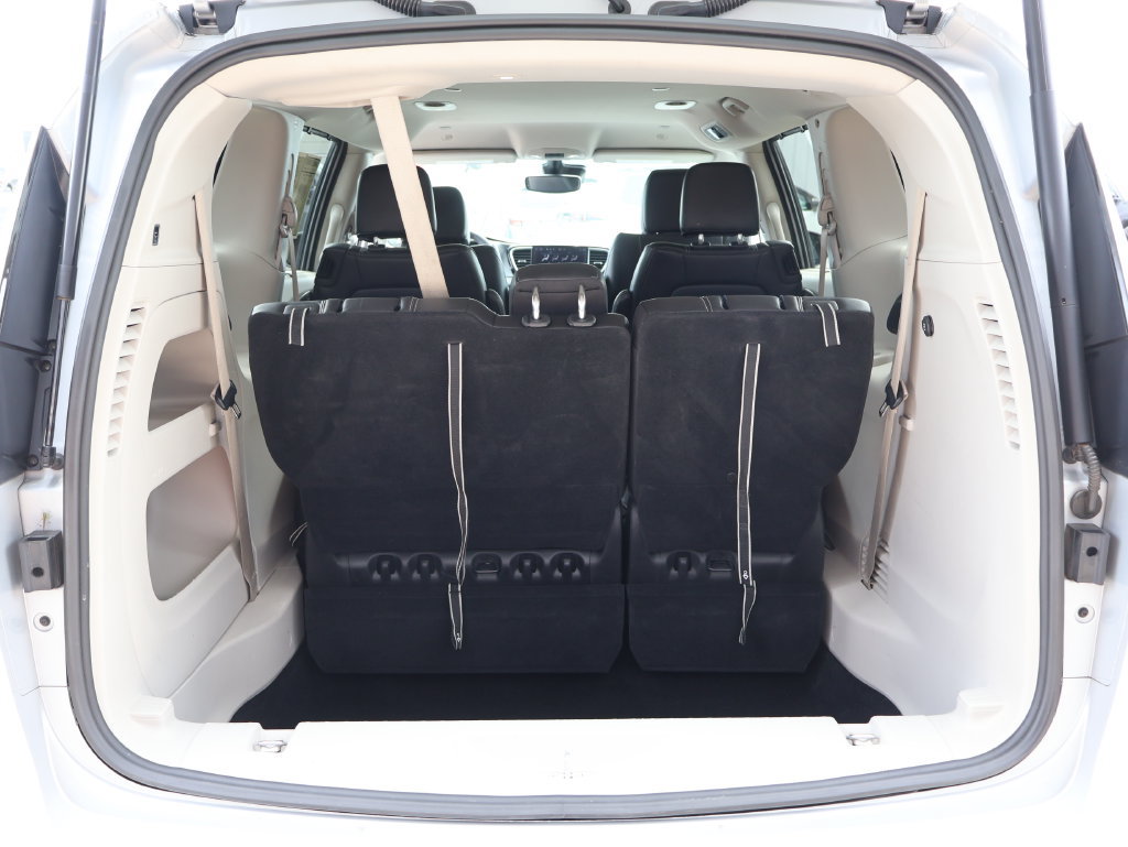 Used 2024 Chrysler Pacifica Touring-L FWD image 13