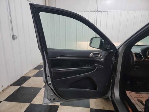 Used 2017 Jeep Grand Cherokee Limited image 10