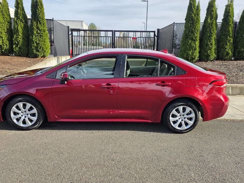 Used 2022 Toyota Corolla LE image 9