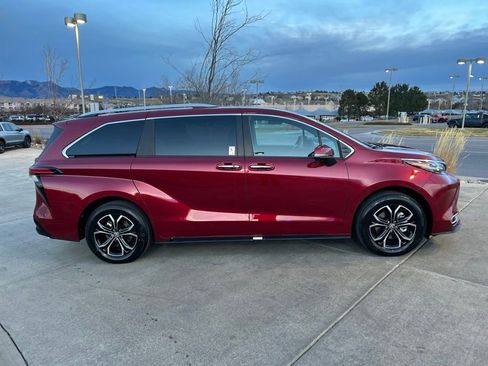 Used 2026 Toyota Sienna Platinum image 9