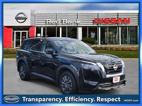 Used 2024 Nissan Pathfinder SV image 1