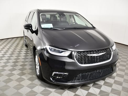 Used 2024 Chrysler Pacifica Touring-L FWD image 3