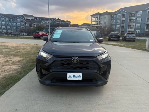 Used 2019 Toyota RAV4 LE image 3