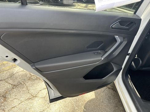 Used 2018 Volkswagen Tiguan SE w/ Panoramic Sunroof Package image 26