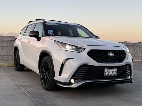 Used 2023 Toyota Highlander XSE image 2