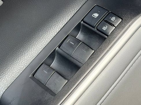 Used 2022 Toyota Highlander LE AWD/4WD image 12