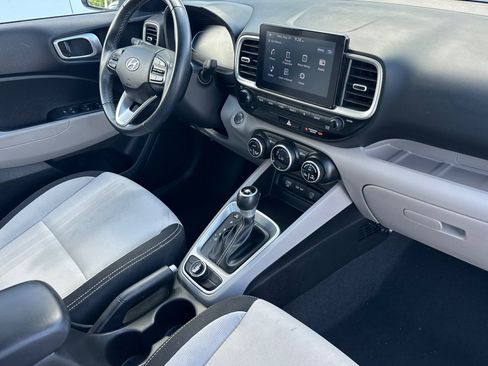 Used 2025 Hyundai Venue SEL FWD image 16