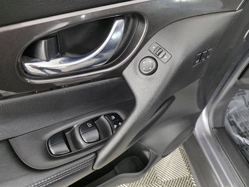 Used 2019 Nissan Rogue SV w/ Premium Package image 37