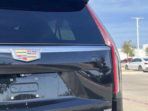 Used 2023 Cadillac Escalade ESV Premium Luxury image 5