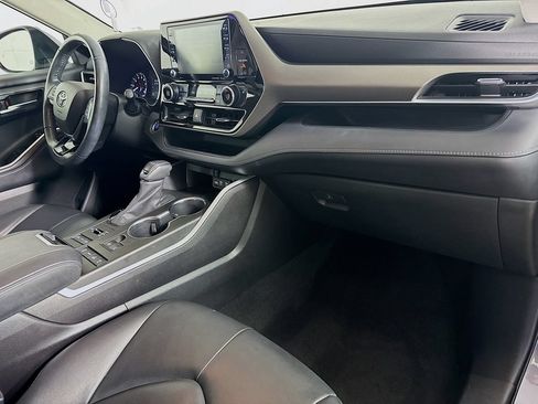 Used 2020 Toyota Highlander XLE AWD/4WD image 36