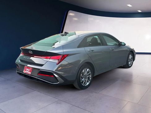Used 2024 Hyundai Elantra SEL FWD image 5