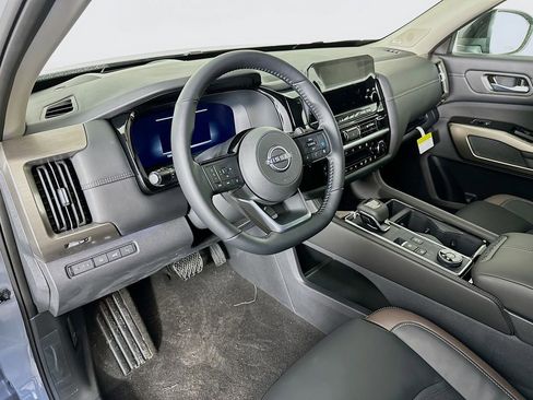 New 2025 Nissan Pathfinder Platinum image 14