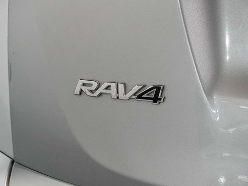 Used 2018 Toyota RAV4 XLE FWD image 11