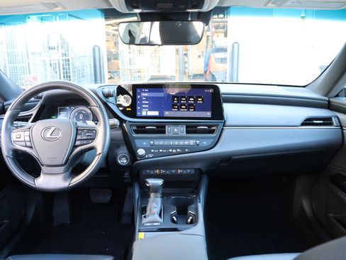 Used 2025 Lexus ES 300h w/ Luxury Package image 16