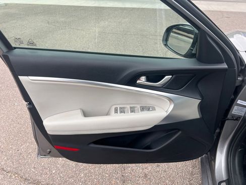 Used 2025 Genesis G70 2.5T RWD image 18