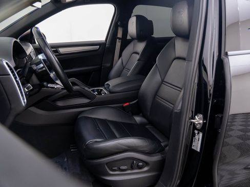 Certified 2023 Porsche Cayenne Platinum Edition image 5