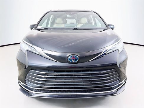 Used 2023 Toyota Sienna XLE AWD/4WD image 7