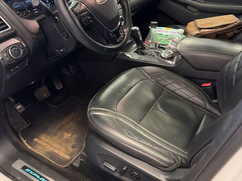 Used 2019 Ford Explorer Platinum image 3