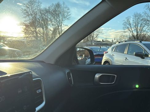 Used 2025 Hyundai Venue SEL image 21