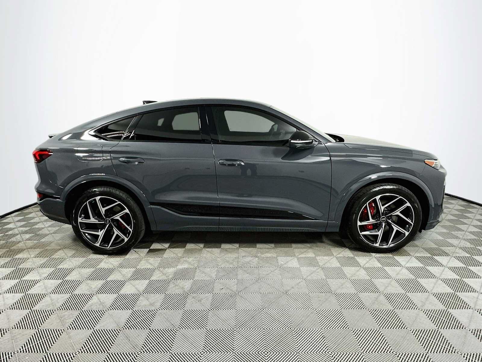 New 2027 Audi SQ6 e-tron Prestige AWD/4WD image 8
