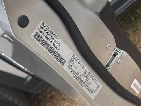 Used 2025 Jeep Compass Limited image 30