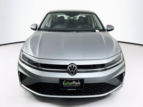 Used 2025 Volkswagen Jetta SE FWD image 2