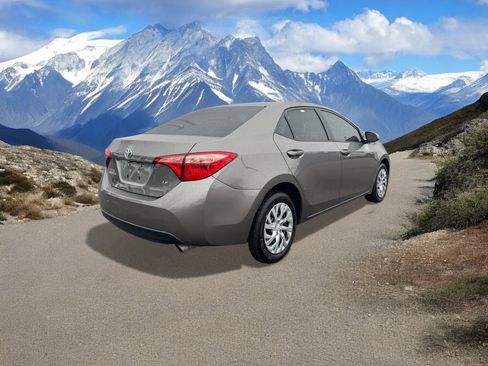 Used 2018 Toyota Corolla LE image 5