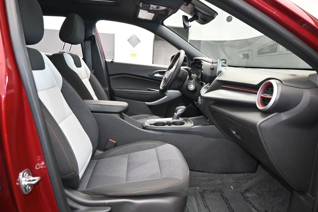 Used 2025 Chevrolet Trax RS w/ Sunroof Package FWD image 42