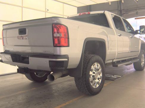 Used 2019 GMC Sierra 2500 Denali w/ Duramax Plus Package AWD/4WD image 8