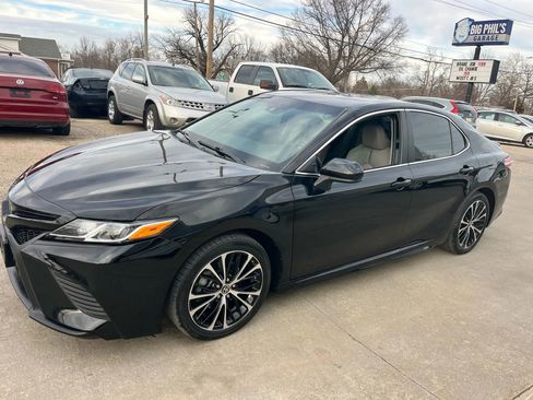 Used 2020 Toyota Camry SE image 3