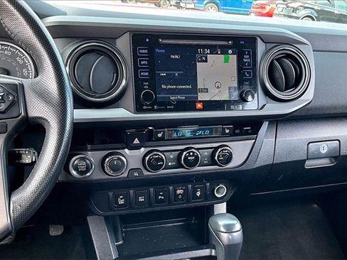 Used 2017 Toyota Tacoma TRD Sport image 9