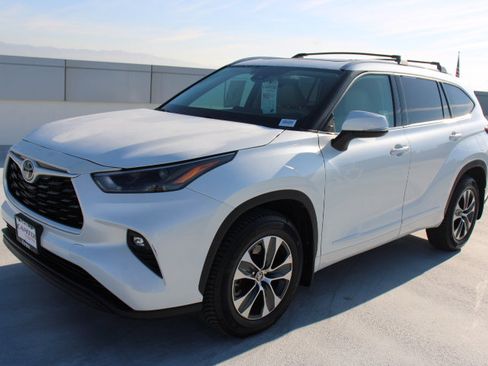 Certified 2022 Toyota Highlander XLE image 6