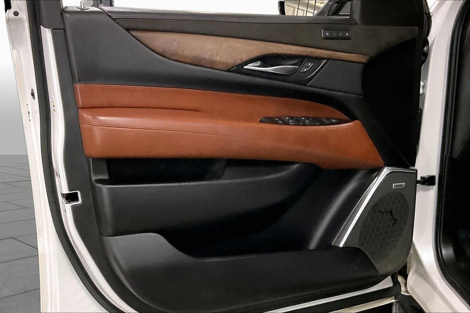 Used 2019 Cadillac Escalade ESV Luxury AWD/4WD image 22
