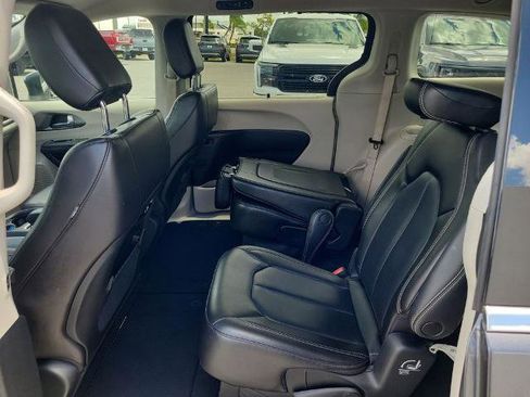 Used 2023 Chrysler Pacifica Touring-L FWD image 12